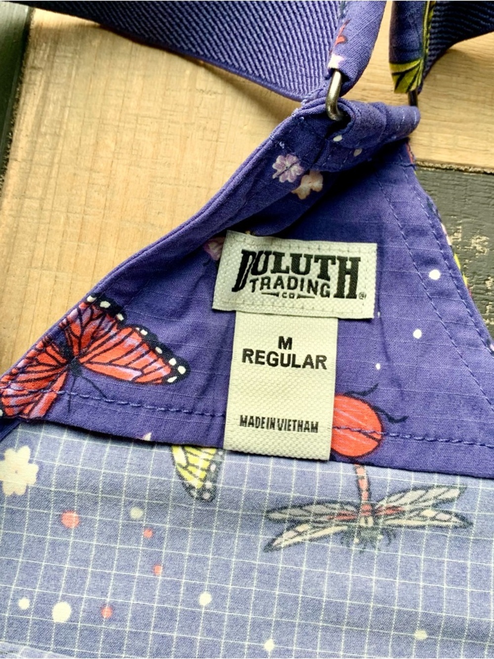 NWT Duluth Medium Heirloom Gardening Convertible Overalls Indigo Backyard Bugs - Picture 5 of 11